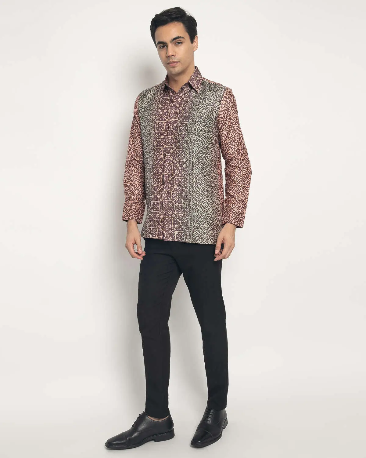 331-00005583 - 4 Mahir Layana - Image 1
